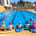 Últimas plazas para los cursos de natación de julio y agosto en la piscina de la Casa de la Juventud de Cartagena