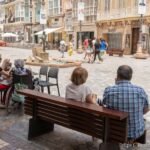 El Ayuntamiento de Cartagena reparte agua e informa sobre consejos para combatir el calor