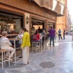 Las terrazas de bares ampliadas en pandemia que no tramiten su regularización deberán retirarse este viernes