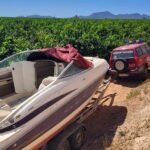 La Policía Local de Cartagena recupera un barco robado en Cabo de Palos oculto en un campo de limoneros