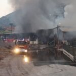 Bomberos trabajan en la extinción de un incendio en una planta de reciclaje de Escombreras