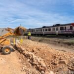 La construcción de un muro en paralelo a las vías del tren evitará la entrada de agua hacia la calle La Fábrica en caso de lluvias La construcción de un muro en paralelo a las vías del tren evitará la entrada de agua hacia la calle La Fábrica en caso de lluvias