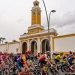 El pelotón de La Vuelta Ciclista a España sale de Cartagena rumbo al Collado de la Cruz de Caravaca