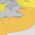 Precaución en la costa por el aviso de olas y viento este jueves en Cartagena