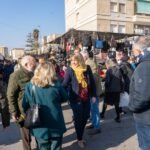 La alcaldesa Noelia Arroyo visita el mercadillo de Ribera de San Javier, que abre este sábado