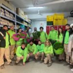 El alumnado trabajador del programa de formación dual ADLE «Cartagena Economía Circular» entrega en el comedor solidario de Cáritas la cosecha de su huerto formativo