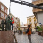 El Ayuntamiento de Cartagena retira un pequeño nazareno del monumento al Procesionista para repararlo antes del Miércoles de Ceniza El Ayuntamiento de Cartagena retira un pequeño nazareno del monumento al Procesionista para repararlo antes del Miércoles de Ceniza