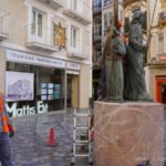 El nazareno del monumento al Procesionista vuelve a su lugar tras reparar el Ayuntamiento su fijación El nazareno del monumento al Procesionista vuelve a su lugar tras reparar el Ayuntamiento su fijación