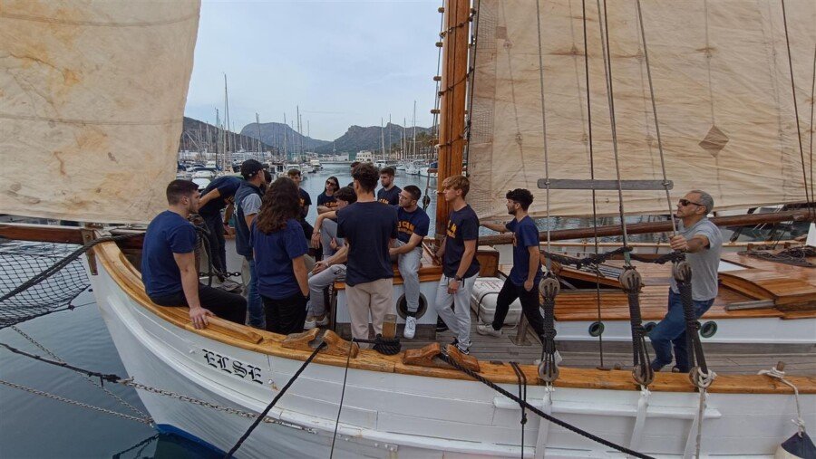 Alumnos de CAFD aprenden deportes náuticos a bordo del ‘Else’ 
