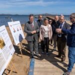 La retirada de biomasa continúa en el Mar Menor con un centenar de operarios trabajando a diario en las playas La retirada de biomasa continúa en el Mar Menor con un centenar de operarios trabajando a diario en las playas