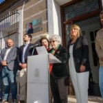 Cartagena rinde homenaje a la poeta María Teresa Cervantes con una placa en su domicilio de Los Dolores