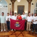La alcaldesa recibe a la tripulación del ‘Enewtec’ tras hacerse con el Trofeo SM La Reina