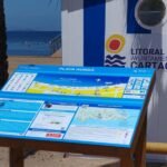 El Ayuntamiento renueva los paneles informativos de ocho playas del municipio cumpliendo con la normativa de accesibilidad