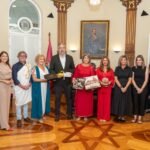 La alcaldesa recibe a las principales autoridades municipales de Linares y Santomera en el día del Gran Desfile de Tropas y Legiones