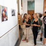 Ya se puede visitar la exposición fotográfica ‘Conectando Edades’ en el Palacio Consistorial de Cartagena