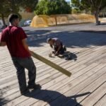 El Ayuntamiento repara tablas de madera en los suelos del exterior de El Batel