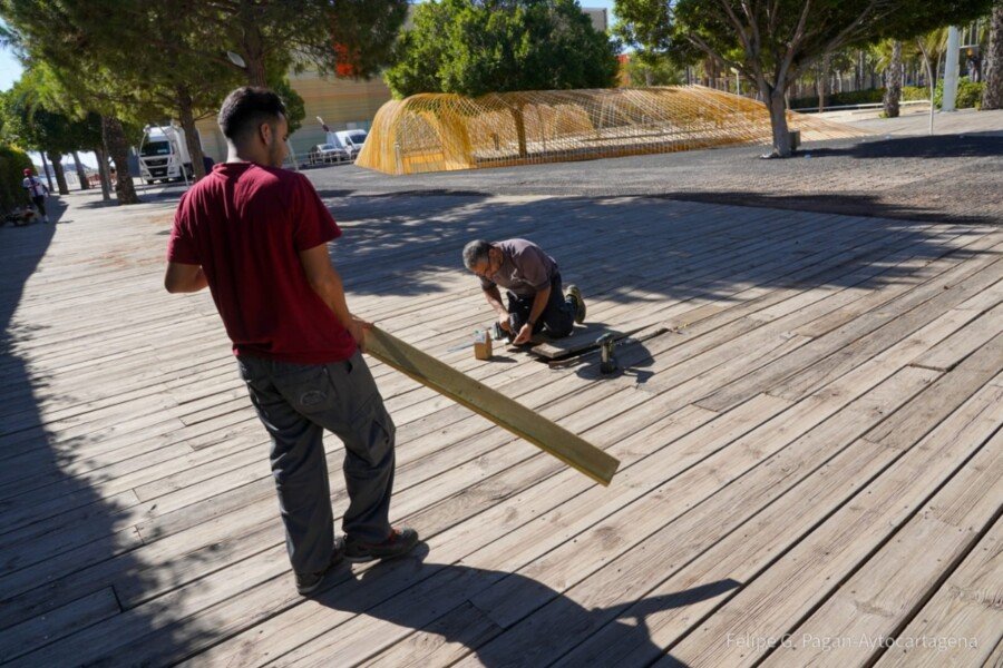 El Ayuntamiento repara tablas de madera en los suelos del exterior de El Batel