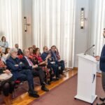 Este lunes se falla el Premio Internacional de Poesía Antonio Oliver Belmás