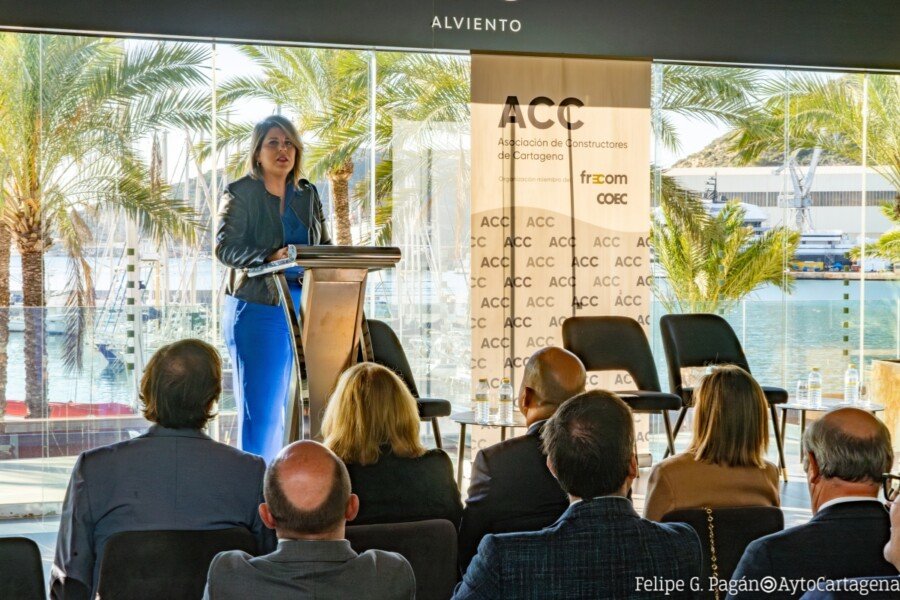 La alcaldesa invita a los empresarios a contribuir en la revisión del PEOPCH que se adjudica la próxima semana La alcaldesa invita a los empresarios a contribuir en la revisión del PEOPCH que se adjudica la próxima semana