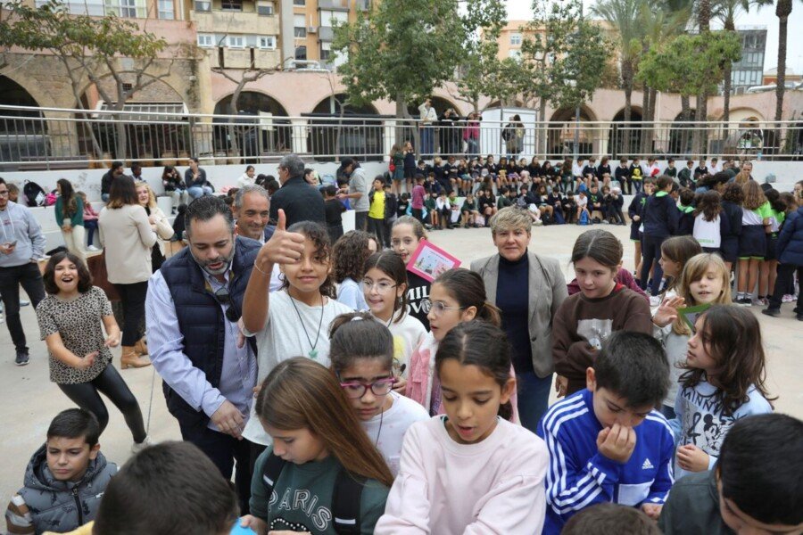 Escolares de Cartagena participan en la clausura de los actos por el Día del Comercio Local Escolares de Cartagena participan en la clausura de los actos por el Día del Comercio Local