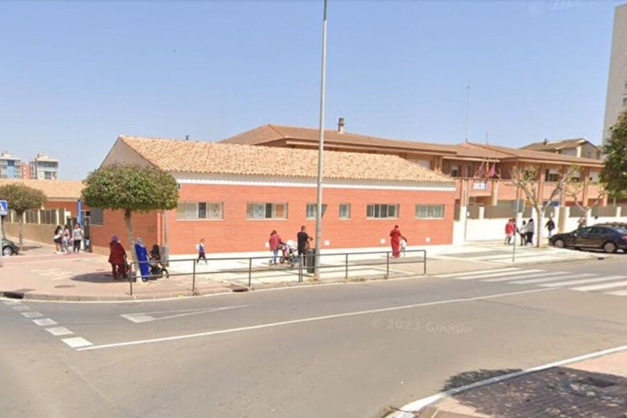 El Ayuntamiento solicita fondos a la CARM para la mejora de aseos, accesibilidad y cerramientos en tres centros educativos El Ayuntamiento solicita fondos a la CARM para la mejora de aseos, accesibilidad y cerramientos en tres centros educativos