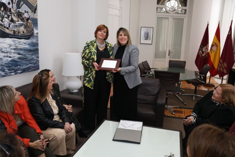 La alcaldesa agradece y reconoce la labor de Nuria Castillo al frente de Amep durante la última década La alcaldesa agradece y reconoce la labor de Nuria Castillo al frente de Amep durante la última década