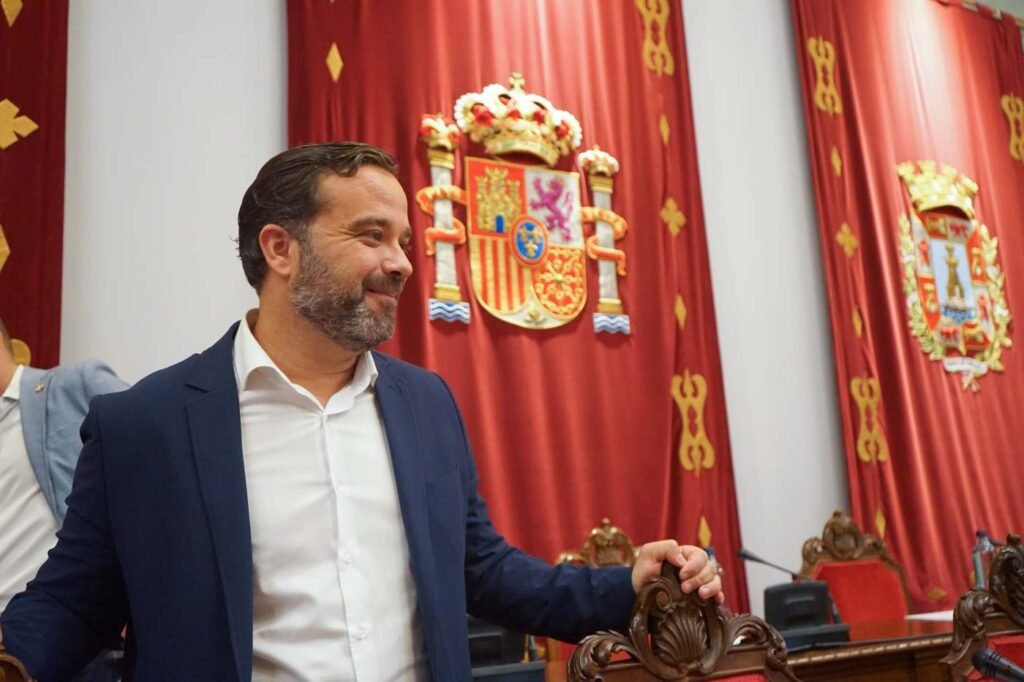 El portavoz de Vox se va de viaje por Europa para criticar el ‘tasazo’ de basuras que ha impuesto junto al PP en Cartagena El portavoz de Vox se va de viaje por Europa para criticar el ‘tasazo’ de basuras que ha impuesto junto al PP en Cartagena