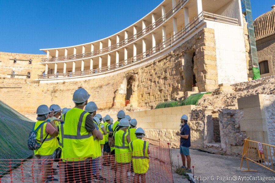 Más de mil personas visitan el Anfiteatro Romano de Cartagena Más de mil personas visitan el Anfiteatro Romano de Cartagena