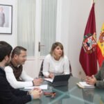 La alcaldesa compromete el respaldo del Ayuntamiento a los pescadores contra las nuevas restricciones de la Comunidad Europea La alcaldesa compromete el respaldo del Ayuntamiento a los pescadores contra las nuevas restricciones de la Comunidad Europea