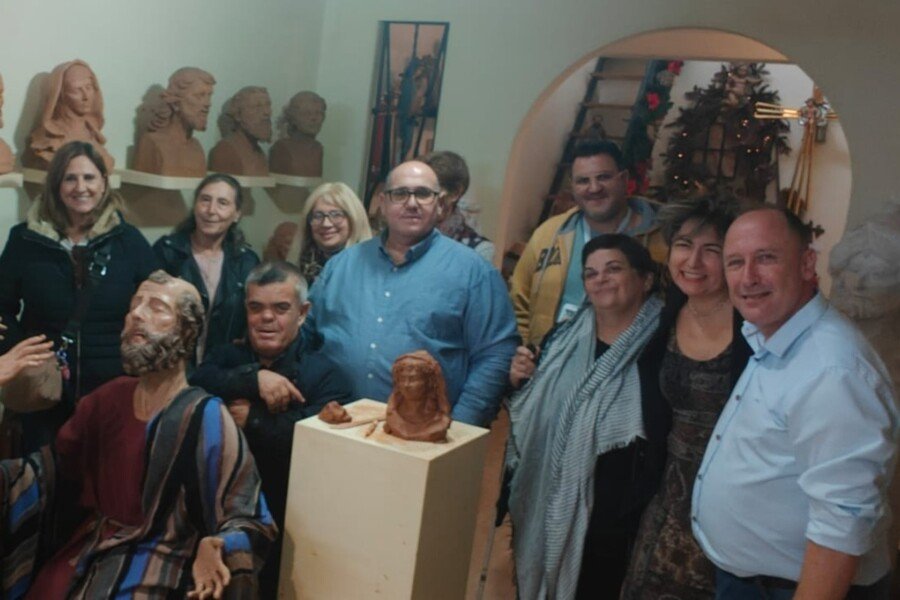 Personas con discapacidad visual disfrutan de las esculturas de Juan José Quirós Personas con discapacidad visual disfrutan de las esculturas de Juan José Quirós