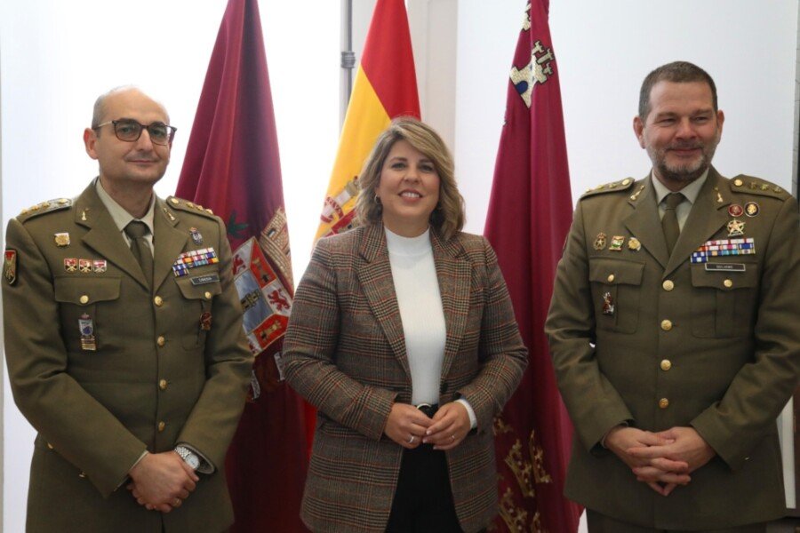 La alcaldesa recibe a los mandos saliente y entrante del Regimiento de Artillería Antiaérea 73