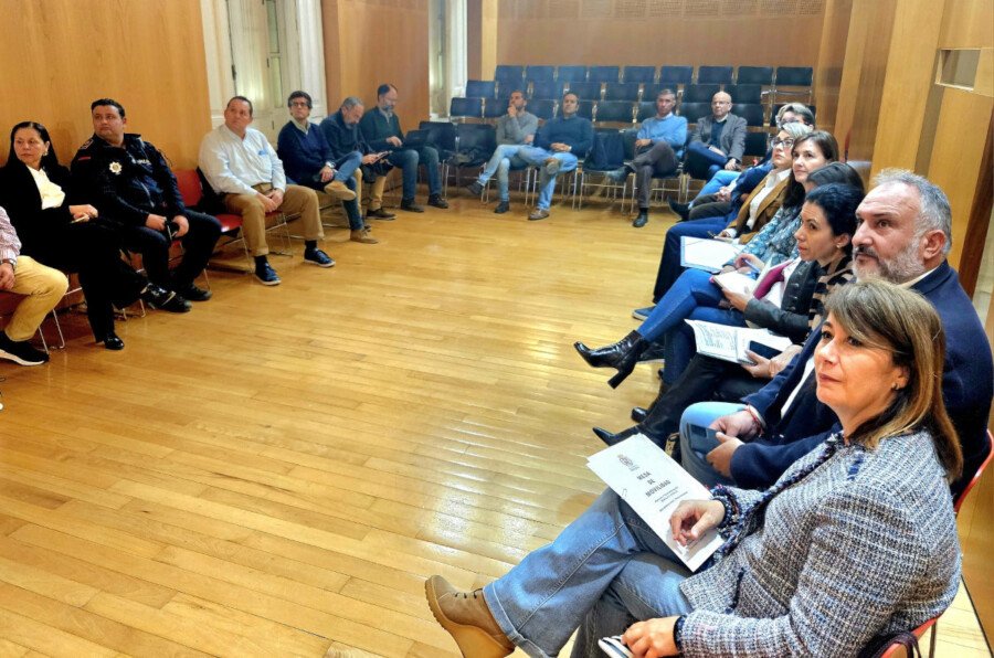 La Mesa de la Movilidad plantea estudiar todas las posibilidades para garantizar la conectividad de los aparcamientos disuasorios La Mesa de la Movilidad plantea estudiar todas las posibilidades para garantizar la conectividad de los aparcamientos disuasorios