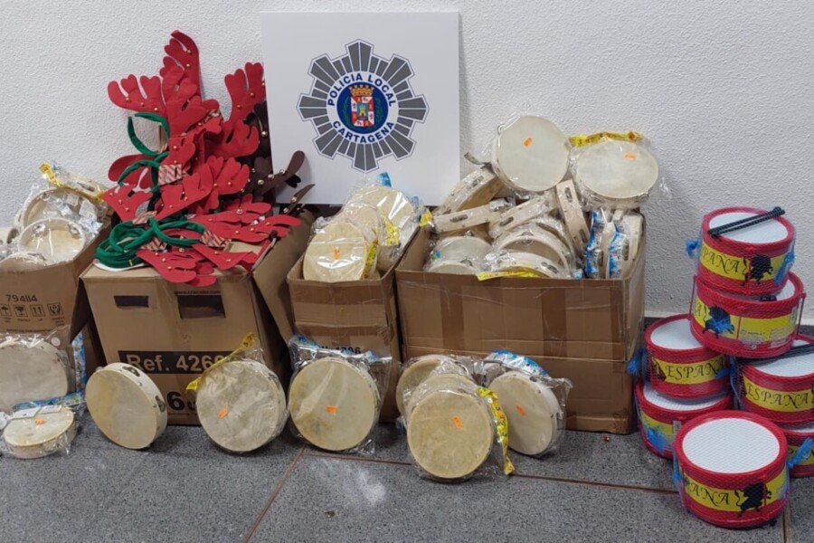 Policía Local de Cartagena incauta panderetas, tambores y diademas de reno peligrosas para menores Policía Local de Cartagena incauta panderetas, tambores y diademas de reno peligrosas para menores