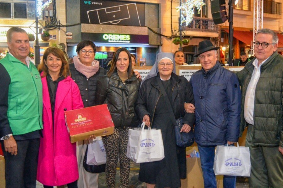 Los cartageneros donan más de 10.000 kilos de dulces navideños en la campaña solidaria de Onda Cero Los cartageneros donan más de 10.000 kilos de dulces navideños en la campaña solidaria de Onda Cero