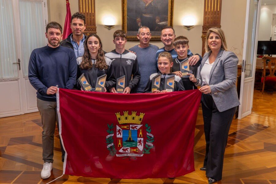 La alcaldesa felicita a los jóvenes campeones regionales de la Liga de Piscina y Aguas abiertas La alcaldesa felicita a los jóvenes campeones regionales de la Liga de Piscina y Aguas abiertas