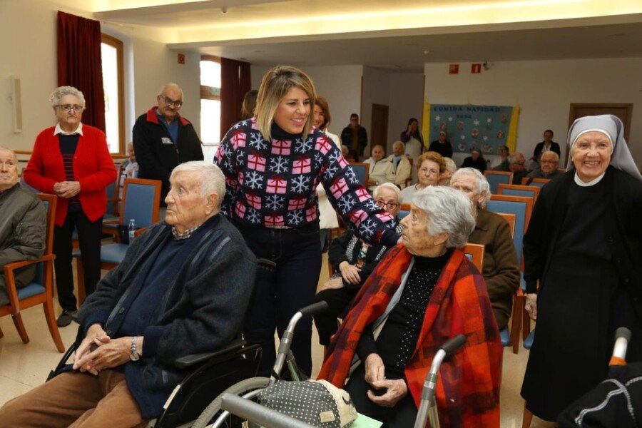 La alcaldesa felicita la Navidad a los mayores del Asilo de Ancianos La alcaldesa felicita la Navidad a los mayores del Asilo de Ancianos
