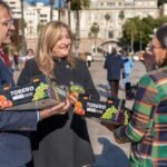 La Región promociona sus productos repartiendo uva de mesa entre los cruceristas que visitan Cartagena