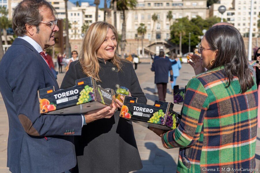 La Región promociona sus productos repartiendo uva de mesa entre los cruceristas que visitan Cartagena