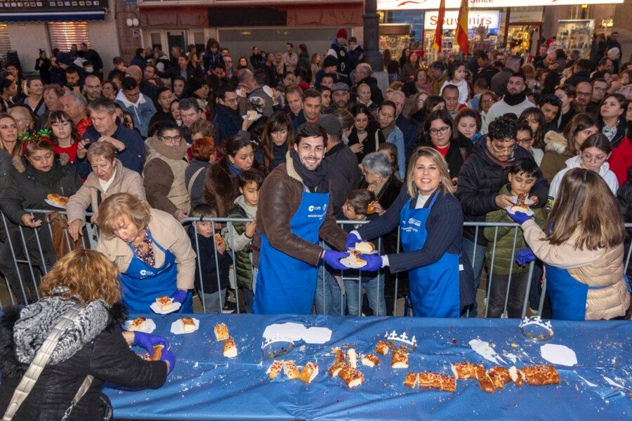 Los cartageneros endulzan la espera de sus Majestades de Oriente compartiendo el Roscón de Reyes