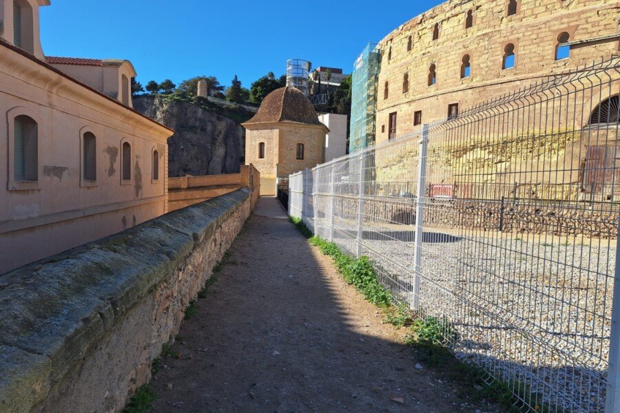 Cortado el paso peatonal anexo al Anfiteatro Romano por el inicio de las obras de restauración