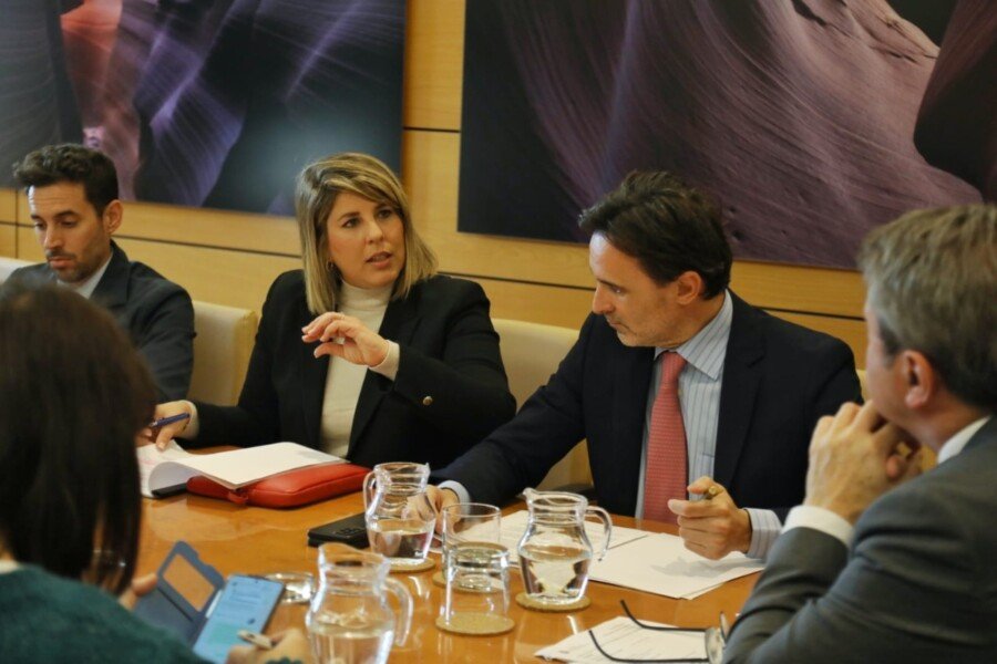 Alcaldesa y consejero logran el compromiso del Ministerio de financiar la ampliación del FEVE y exigen la variante de mercancías