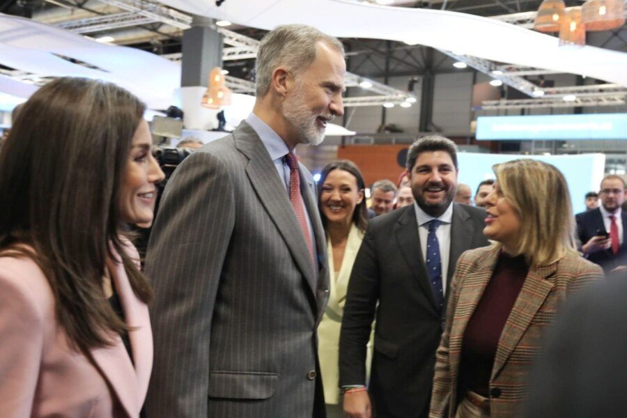 El Rey se interesa por ‘Cartagena, Ciudad de Submarinos’ en la inauguración de FITUR