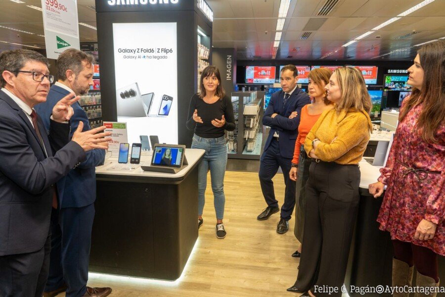 El Corte Inglés de Cartagena incorpora un pionero servicio de interpretación en lengua de signos El Corte Inglés de Cartagena incorpora un pionero servicio de interpretación en lengua de signos