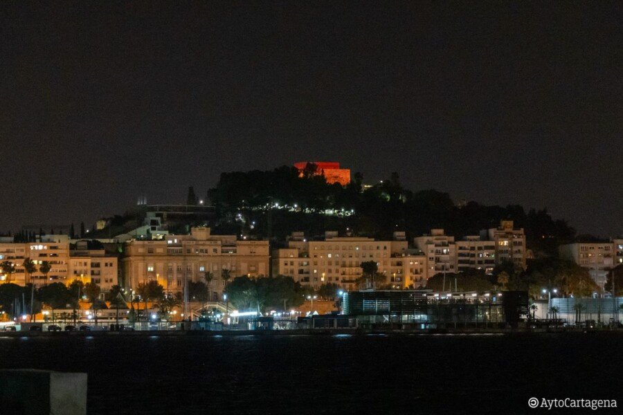 Cartagena se ilumina de rojo carmesí para celebrar el 57 cumpleaños de Felipe VI