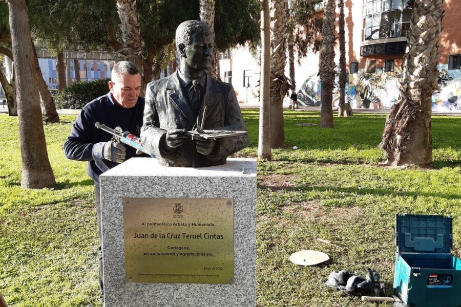 El Ayuntamiento de Cartagena restaura el busto del pintor Juan de la Cruz Teruel El Ayuntamiento de Cartagena restaura el busto del pintor Juan de la Cruz Teruel