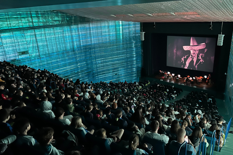 Alumnos de los centros educativos de Cartagena descubren el cine mudo con música en directo