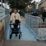 Una pasarela junto al apeadero del tren mejora la movilidad a pie en El Llano del Beal