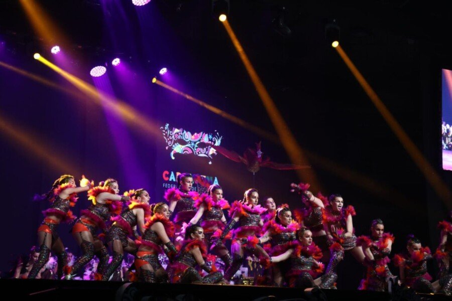 El concurso de grupos coreográficos del Carnaval de Cartagena llena de color y danza el pabellón Wssell de Guimbarda