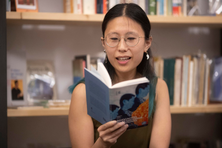 Paloma Chen conversa con jóvenes de Cartagena sobre su poemario candidato al Mandarache 2025