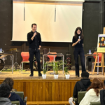 La dramaturga cartagenera Julieta Soria, autora de la Obra Regional Invitada del Premio Mandarache 2025, visita centros educativos de Cartagena